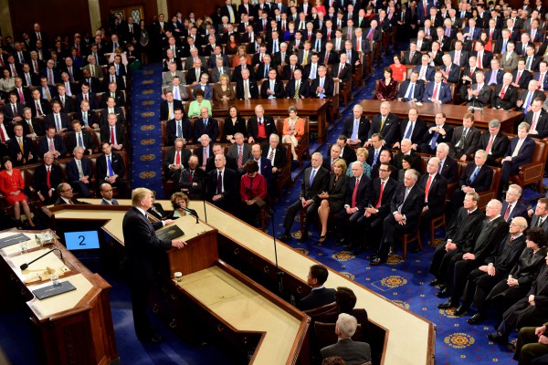 Cámara de Representantes en EU aprueba juicio político contra Donald Trump