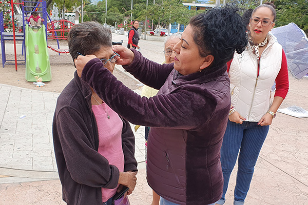 Acerca SEDIF servicios a habitantes de Coxcatlán, Coyomeapan y Tehuacán