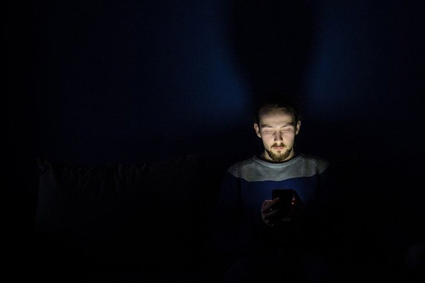 Esta función de tu móvil puede ser la razón de tu insomnio