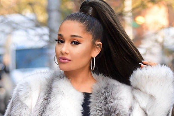Ariana Grande agradece a sus fans con un nuevo álbum gratuito