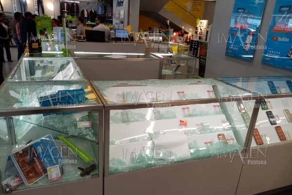Sujetos con mazos y barretas se llevan 50 celulares de Coppel Valsequillo