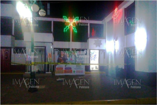 30 facinerosos roban cajero, armas y balean a policía