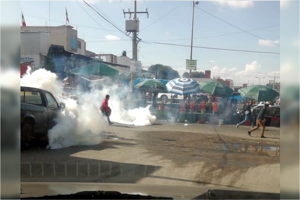 Decomiso de pirotecnia termina en zafarrancho entre ambulantes y policías