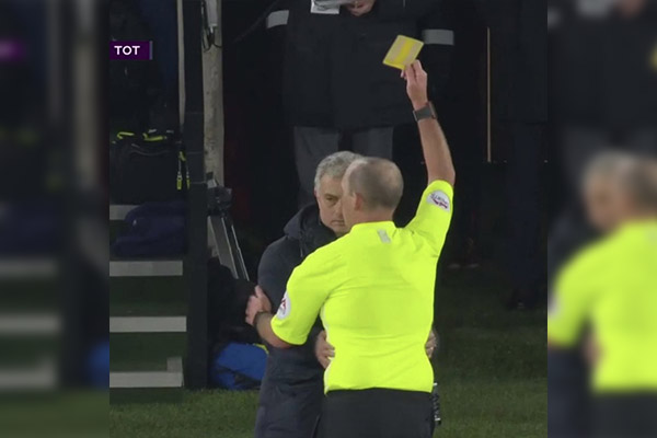 Mourinho recibe una tarjeta amarilla... ¡por espiar el banquillo de sus oponentes!