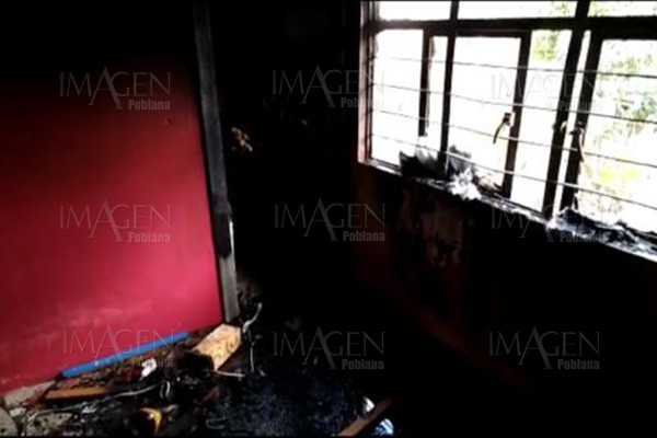 Mujer prende fuego a su casa y deja al marido encerrado