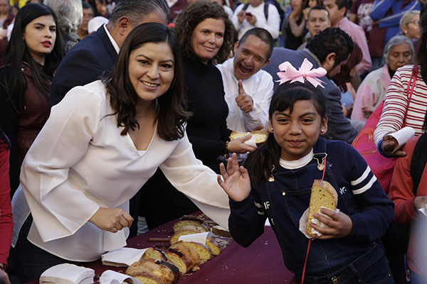 Ayuntamiento compartió con 4,000 personas una rosca de Reyes de 180 metros