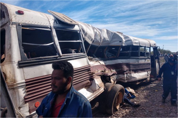 6 muertos y 35 heridos por autobús embestido por el tren