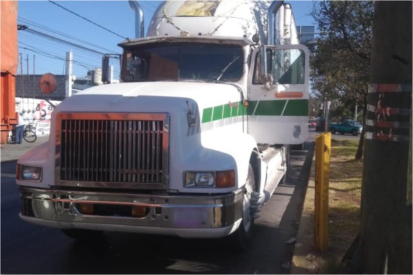 Automovilistas atacan con bate a conductor de tráiler