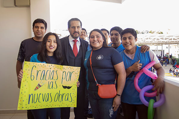 Inaugura Esparza nuevo edificio y cancha techada en la preparatoria Cuetzalan