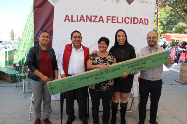 Presidente de Amozoc entrega apoyos para más de 2,500 habitantes