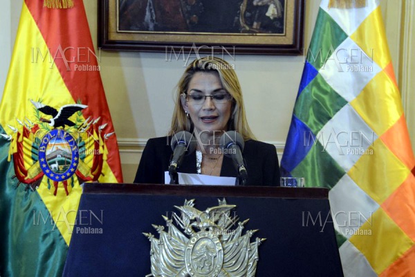 Jeanine Añez dice querer normalizar relaciones con México y España