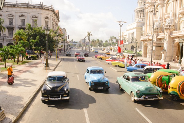 Cubanos en EU condenan nueva prohibición de vuelos a la isla