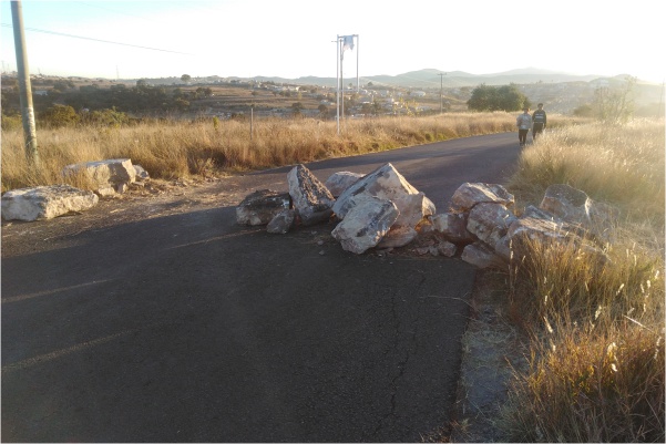 Constructora no paga cuota y ejidatarios bloquean camino a Jardines de la Montaña