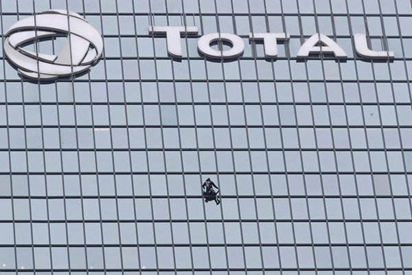 El “hombre araña” francés escala una torre en París en apoyo a protestas