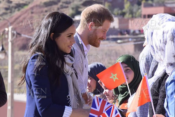 La reina Isabel II establece "un período de transición" para Harry y Meghan