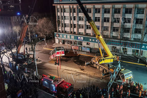 Hundimiento de calle deja 9 muertos y 17 heridos en China