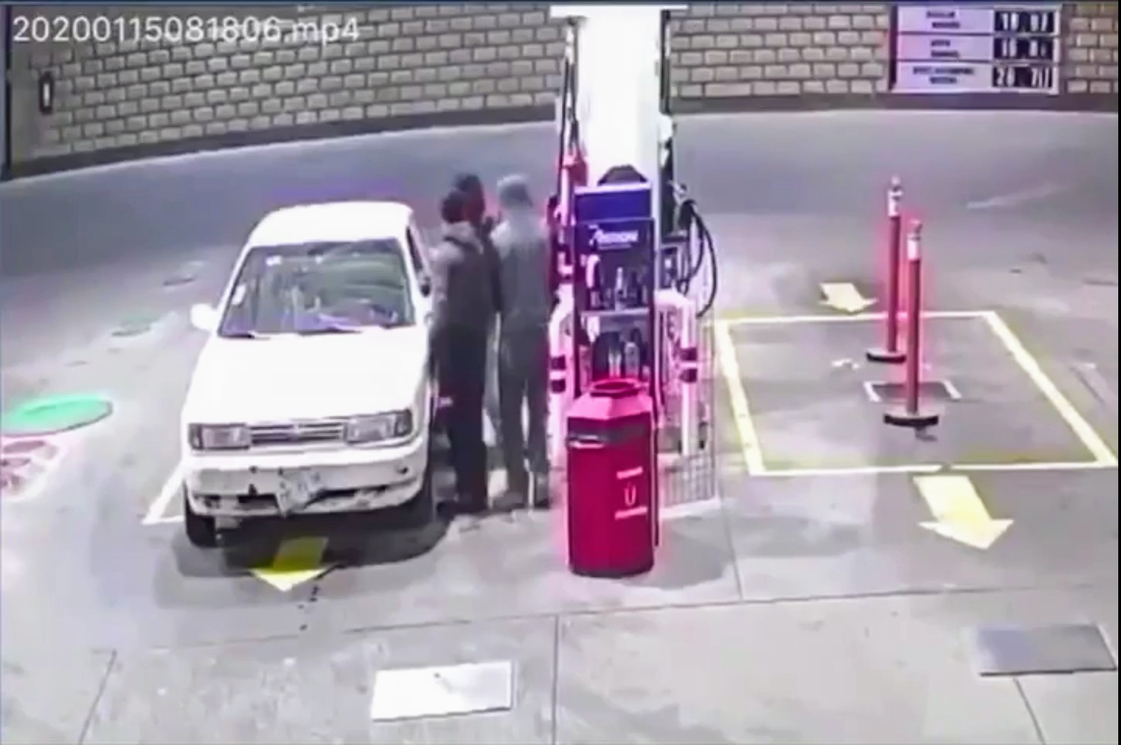 Cliente termina con un balazo tras asalto a gasolinera