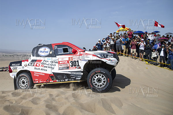 Rally Dakar: el coche de Fernando Alonso da un vuelco impactante