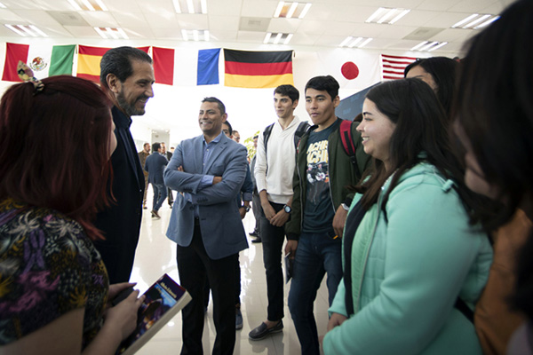 Inaugura Alfonso Esparza el Espacio Internacional en la Biblioteca Central Universitaria