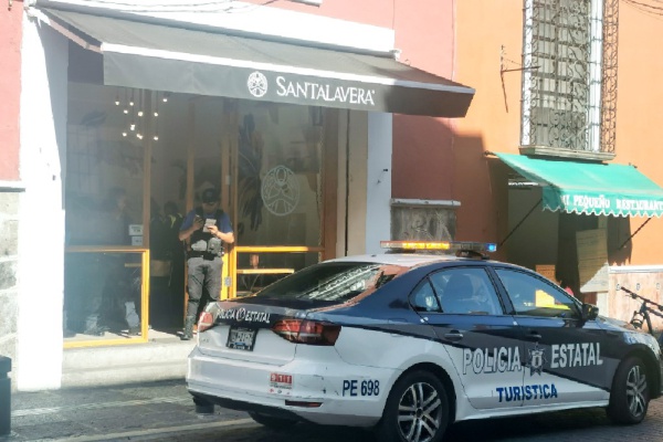 Ladrón roba en cafetería y olvida su arma al escapar