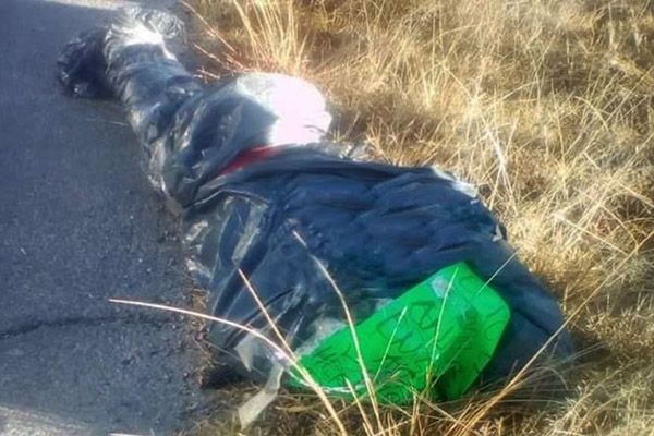 Hallan dos cadáveres embolsados con narcomensajes en Grajales y Acatzingo