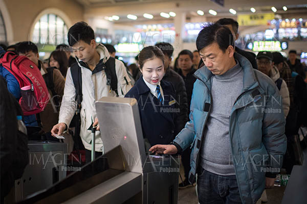 Cinco aeropuertos de EU controlarán a viajeros de Wuhan por coronavirus