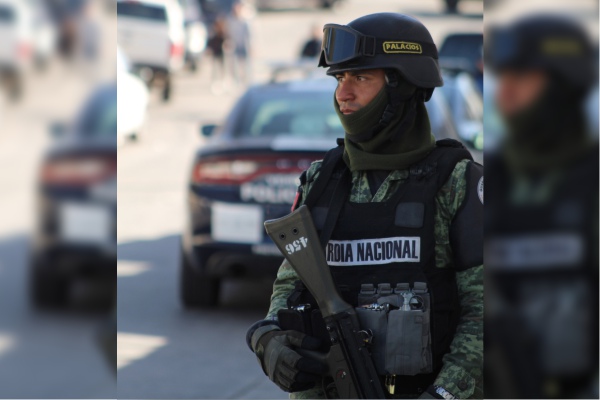 Defensores de huachigaseros agreden a la Guardia Nacional