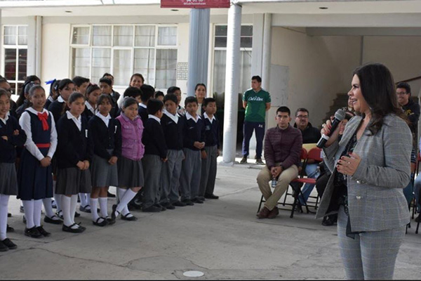 Entrega Norma Layón domo en la primaria Miguel Hidalgo de San Juan Tuxco