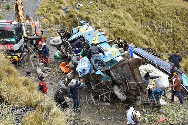 Mueren al menos 15 personas en accidente de autobús en Bolivia