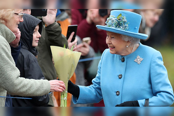 Reaparece Isabel II tras la renuncia de Harry y Meghan