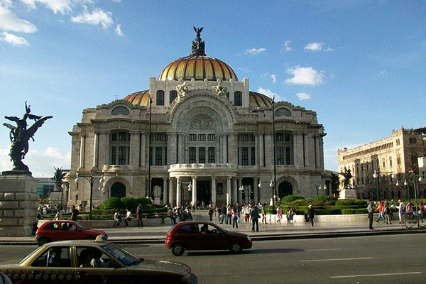 Polémica en Ciudad de México por el mural de una artista estadounidense