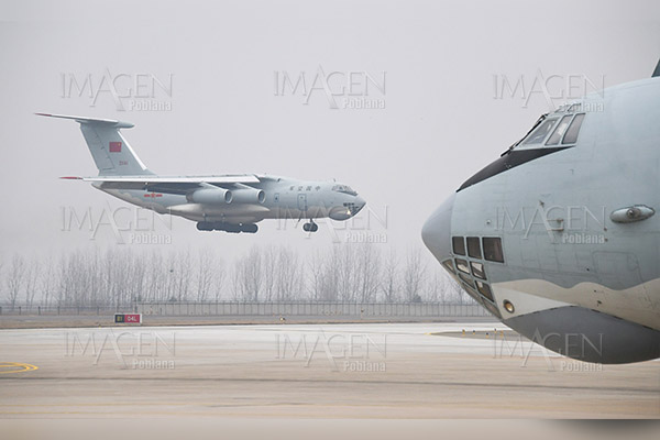 Dos aviones con 350 estadounidenses provenientes de China aterrizan en California
