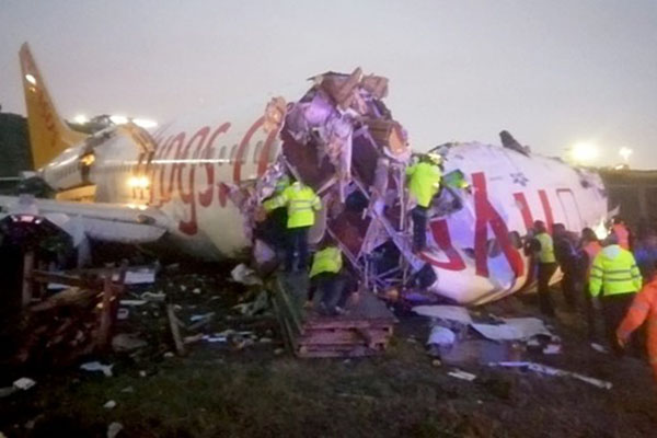 Un avión destrozado tras salirse de la pista en el aeropuerto de Estambul