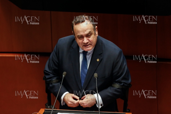 Presidente de Guatemala propone un "muro de prosperidad"