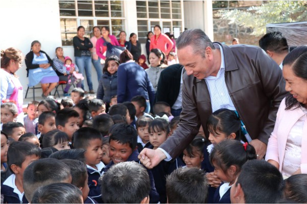 Gobierno de Atlixco entrega mobiliario a dos instituciones educativas
