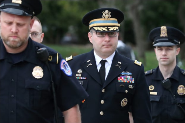 Casa Blanca echa a coronel que testificó contra Donald Trump