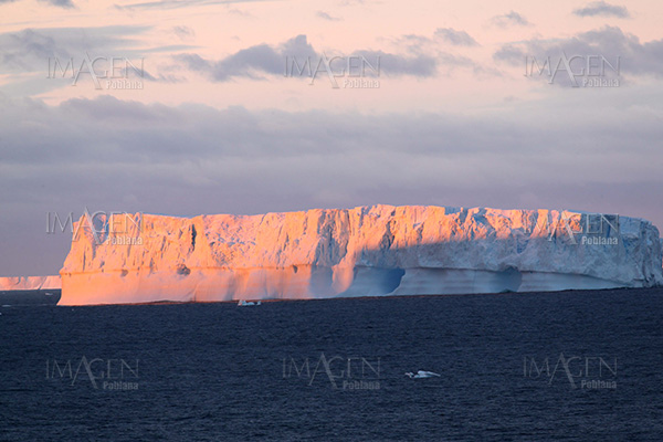 Gran desprendimiento de hielo en la Antártida
