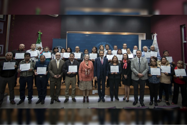 Reciben trabajadores no académicos certificados de primaria y secundaria
