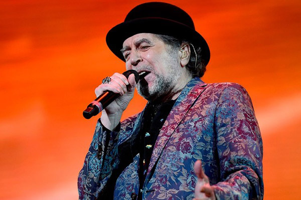 Joaquín Sabina cae más de 1.5 m del escenario y termina hospitalizado