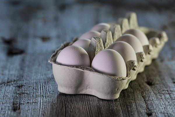 Guardar los huevos en la puerta del refrigerador es peligroso, ¿por qué?