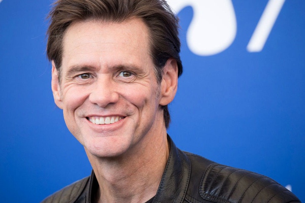 Jim Carrey coquetea a entrevistadora y causa polémica