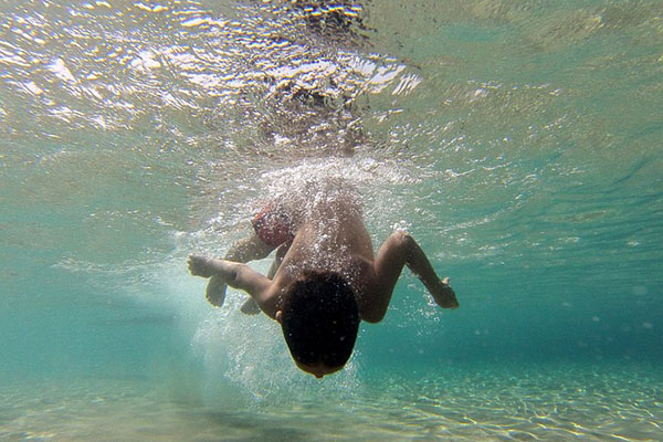 Un niño de dos años casi muere ahogado en una piscina y nadie lo ve