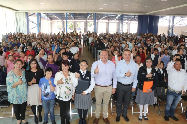 Gobierno de Atlixco entrega becas a estudiantes destacados y en vulnerabilidad