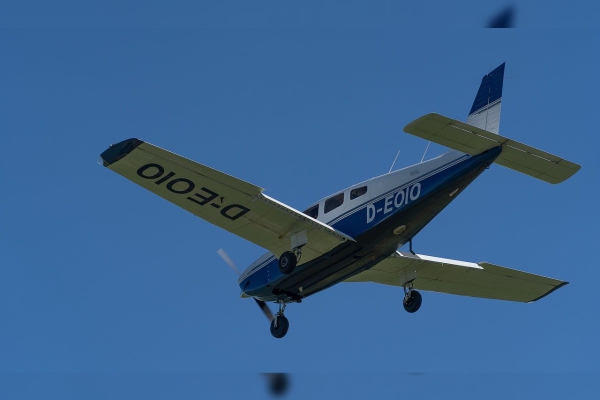 Avioneta sufre avería y aterriza sin ruedas