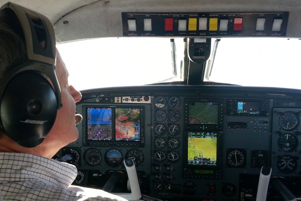 Piloto arroja su avión al vacío y consigue despegar