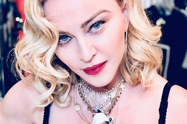 Madonna rompe a llorar al caerse de una silla durante un concierto en París