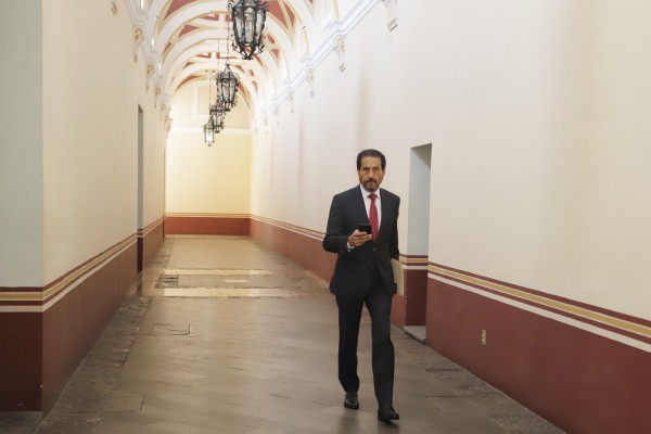 Ofrece Esparza y 14 administrativos atender a estudiantes y terminar el paro