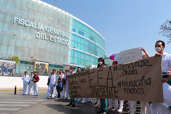 Universitarios protestan frente a la FGE por estudiantes asesinados