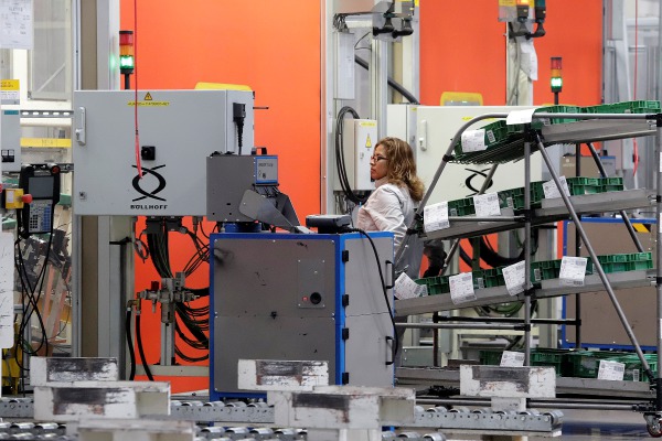 Para apoyar a empleadas, VW anuncia suspensión de su producción el 9 de marzo