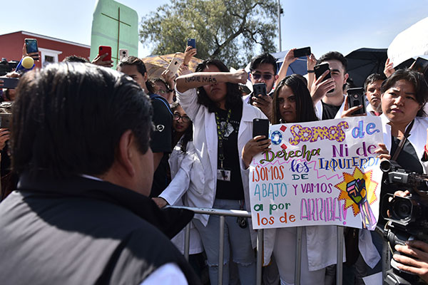 Vamos juntos a resolver los temas de seguridad, dice Barbosa a estudiantes
